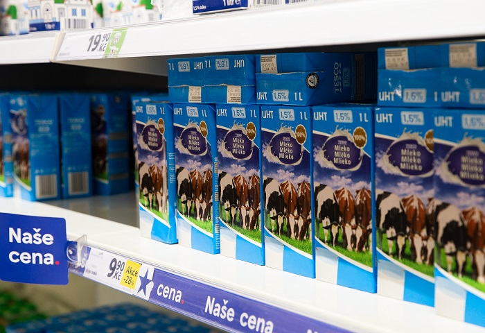 Modrá cedulka má upozorňovat na nižší cenu, třeba u Tesco mléka to je 12,90 korun, zdroj: Tesco