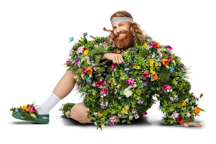 V jarní kampani je horal oděn do květinového obleku, zdroj: Intersport.