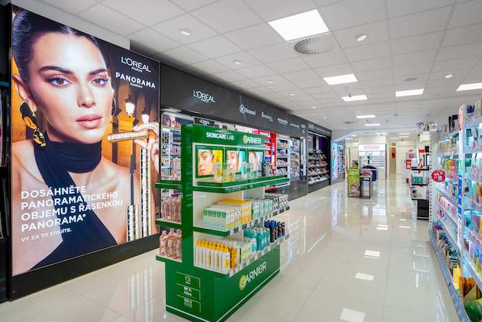 Dekorativní kosmetika L’Oréal Paris v prodejně využívá první dvoumetrový zaoblený stojan v ČR, zdroj: Rossmann.