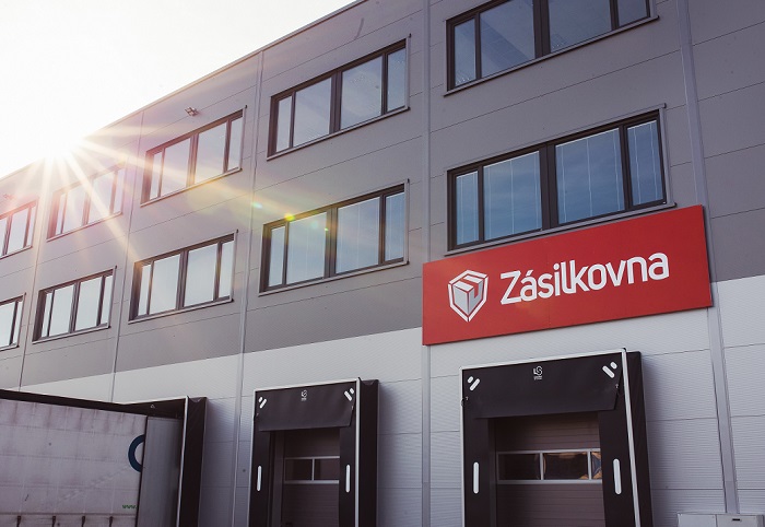 Zásilkovna nově vydává v Okay a na pokladnách Českých drah