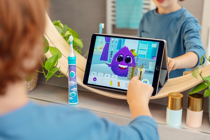S dětmi si čistí zuby v aplikaci opět příšerka Sparkly, zdroj: Philips