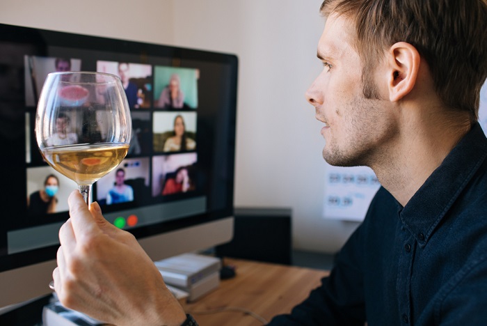 Vinaři vybízejí zákazníky k přípitku v klidu a bezpečí domova, zdroj: Shutterstock