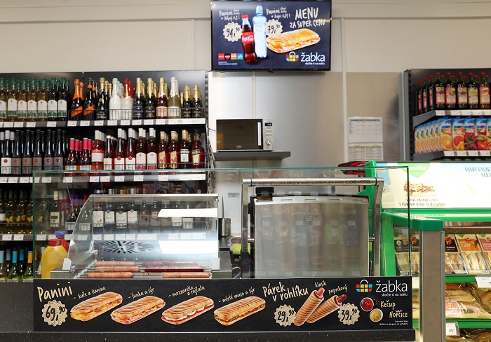 Je zde poprvé i teplý pult, kde se nabízí zákazníkům hot dogy, zdroj: Žabka