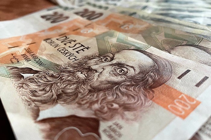 Stát investuje do strategické komunikace nejméně v historii