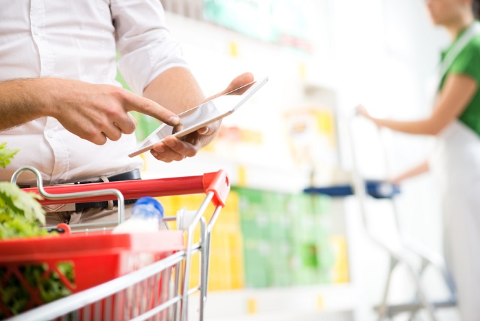 Češi se učí nakupovat s AI, v retailu ji využívá téměř třetina