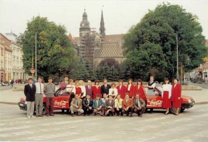 Zaměstnanci firmy v 90. letech, zdroj: Coca-Cola