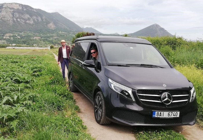 Emanuel Ridi a Matěj Ruppert cestují po Itálii ve voze Mercedes-Benz, zdroj: Comtech_CAN.