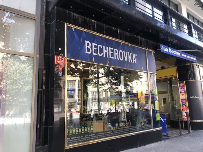 V dolní části Václavského náměstí otevřela Becherovka svůj obchod s barem, foto: MediaGuru.