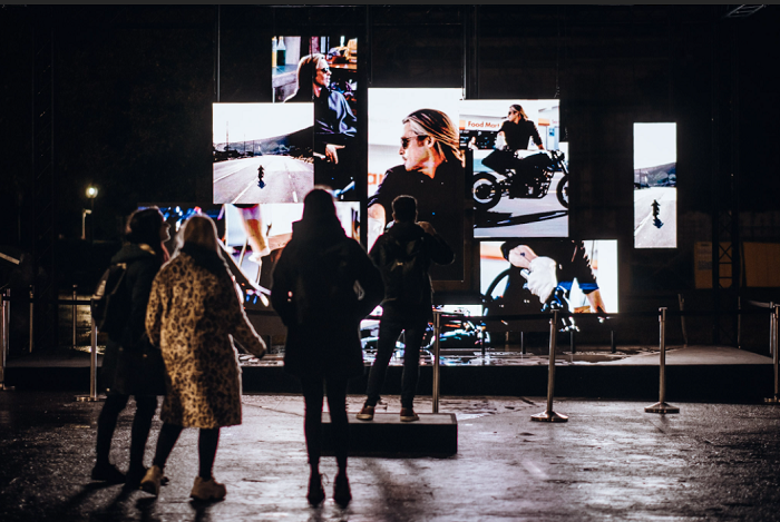 Kampaň De´Longhi s Pittem se objevila i na Signal Festivalu