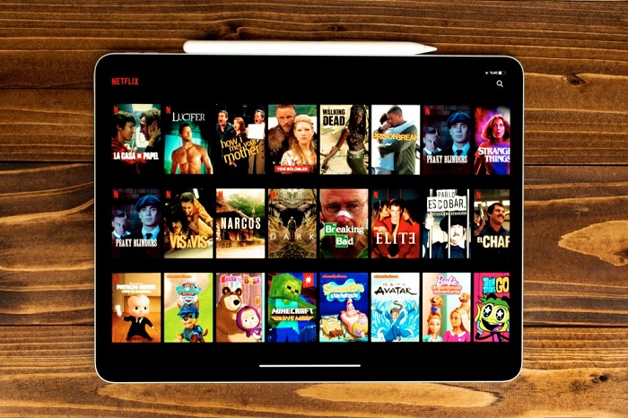 Netflix spojí síly s Microsoftem pro levnější předplatné s reklamami