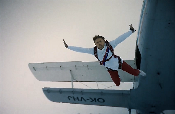 Janeček ve spotu bojuje jako parašutista za svobodu