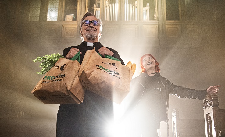 Rohlík natočil vánoční spot s hercem Jiřím Bartoškou