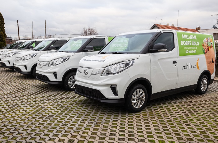 Rohlik.cz přechází na elektroauta a staví s E.ON síť dobíjecích stanic