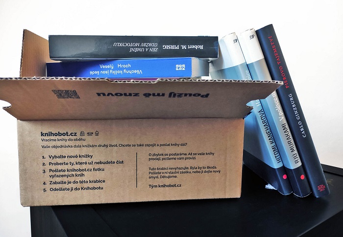 Do krabice se vejde 4 až 12 knih. Jakmile se naplní, lze ji uzavřít pomocí předpřipravené lepící pásky, zdroj: Knihobot