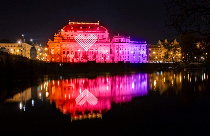 Na Giving Tuesday se rozsvítí obří srdce na Národním divadle a na Petříně