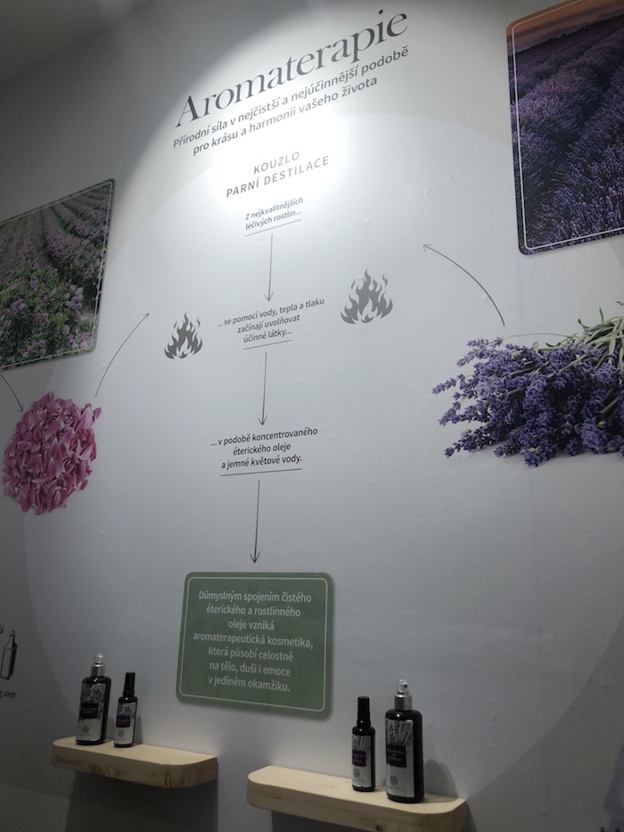 Jedna stěna je věnována principům aromaterapie, foto: MediaGuru.