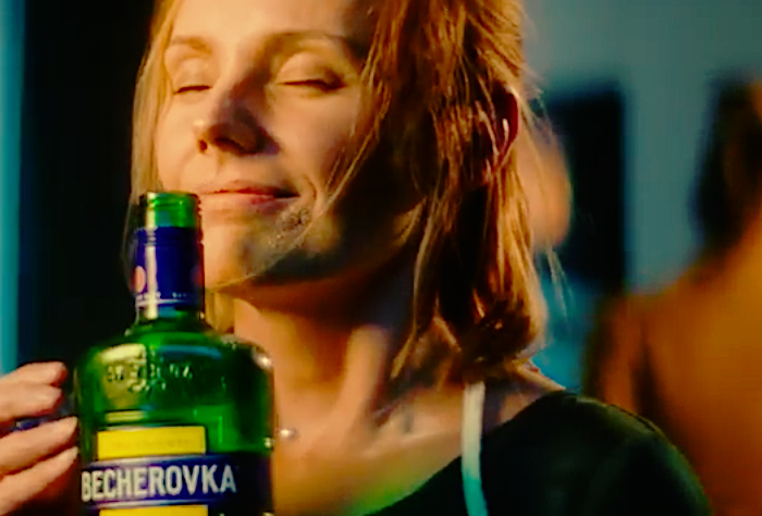 Becherovka připomíná kampaní, že patří k Vánocům