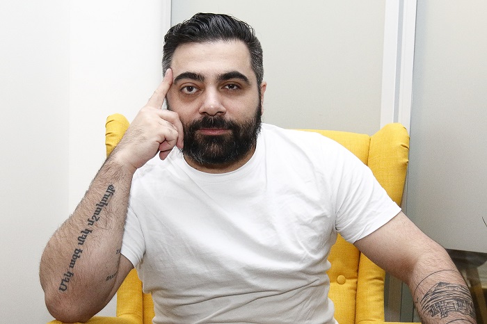 Šéfredaktorem eXtra.cz je Mchitarjan, zástupkyní Jedličková