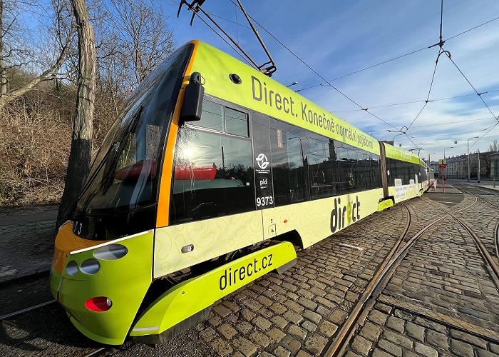 Od ledna využívá pojišťovna i reklamu na tramvajích v Praze a Brně, zdroj: Direct pojišťovna