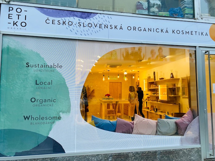 Výlohu zdobí jemné pastelové barvy a hesla Sustainable, Local, Organic a Wholesome, zdroj: Poetiko.
