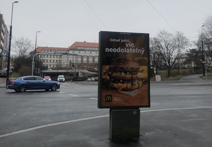 McDonald’s láká kampaní s labutí na vylepšené burgery