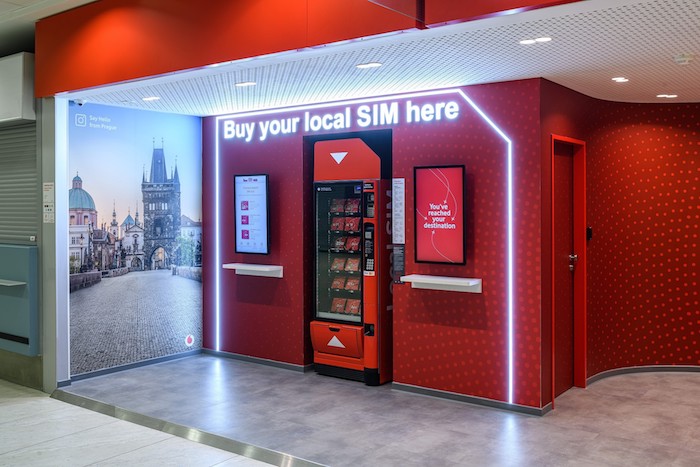 Prodejna je vybavena výdejním automatem a dotykovými displeji, zdroj: Vodafone.