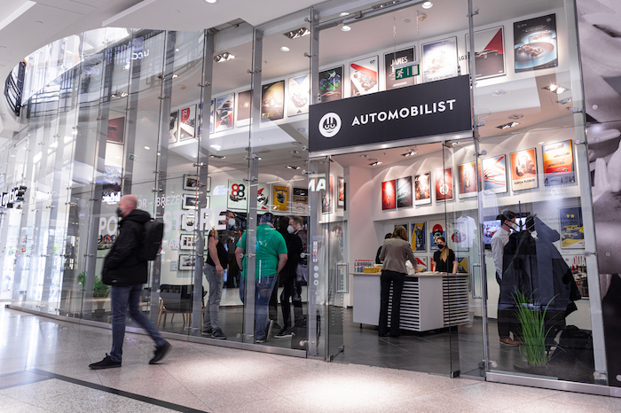 Automobilist otevírá první kamenný obchod v Česku