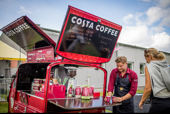 Costa Coffee využila model auta Piaggio, který na akcích přiláká pozornost, zdroj: facebookový účet Up brand activation