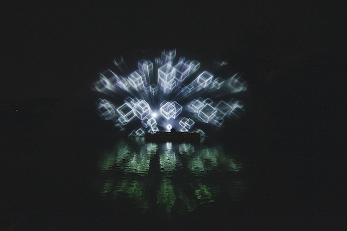 Světlo Tzolk’inu, instalace promítaná na vodní stěnu, zdroj: Signal Festival