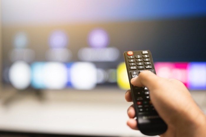 Červené tlačítko HbbTV vyžaduje připojení televizoru k internetu. Zdroj: Shutterstock