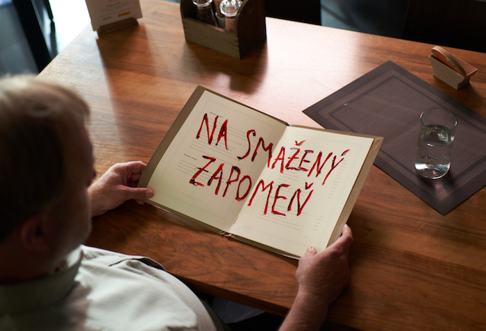 Servier upozorňuje krvavými vzkazy na riziko hypertenze