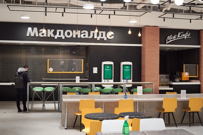 McDonald's uzavřel v Rusku svých 850 restaurací, značku by měla nahradit ruská napodobenina Strýček Váňa, zdroj: Shutterstock.