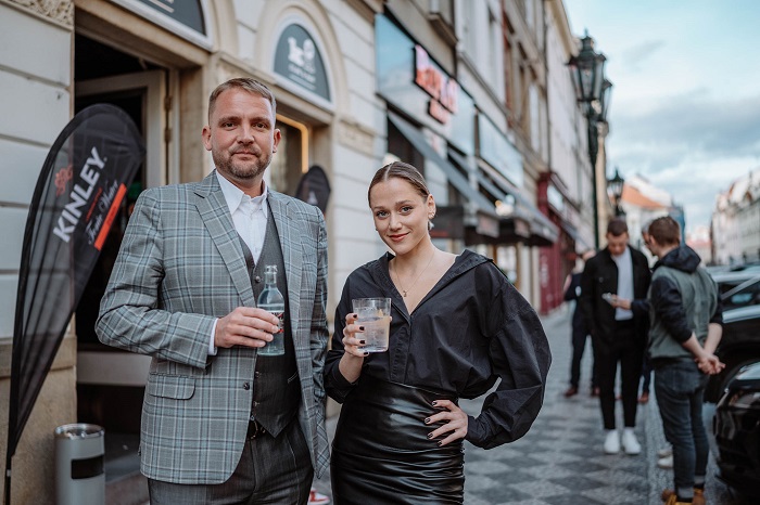Hlavní ambasadoři novinky moderátor Libor Bouček a zpěvačka Emma Drobná, zdroj: Kinley Tonic Water
