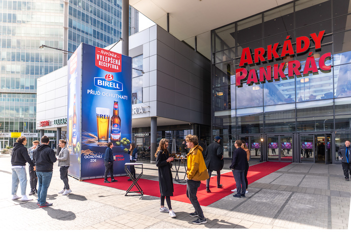 Birell čepuje nealko pivo přímo z venkovní reklamy