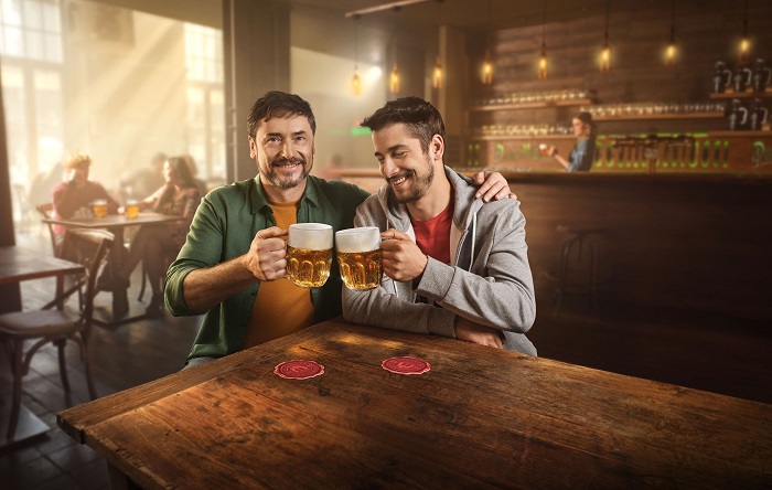 Pilsner Urquell v nové reklamě vybízí k hledání hrdosti