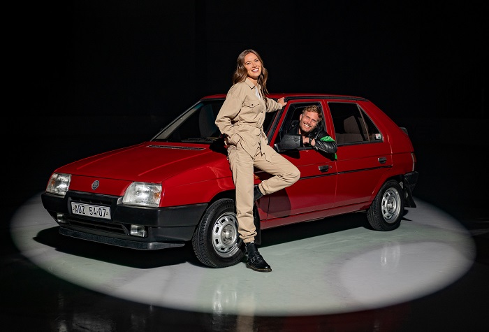 Influenceři modelka Andrea Bezděková a moderátor Tomáš Zástěra jeli Škodou Favorit do Finska, zdroj: Škoda Auto