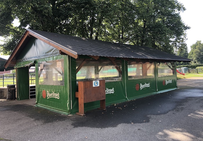 Prazdroj rozšiřuje program na podporu vesnických hospod