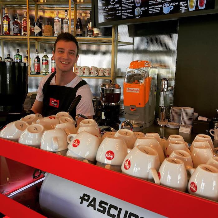 Dominantou kaváren jsou kávovary, zdroj: FB Caffé Pascucci CZ.