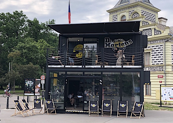Dr. Martens postavil v Praze pop-up, nabídne boty i koncerty