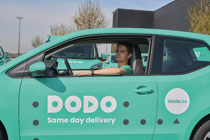 Nová vizuální identita značky DoDo využívá barevnou kombinaci zelené a modré, zdroj: DoDo.