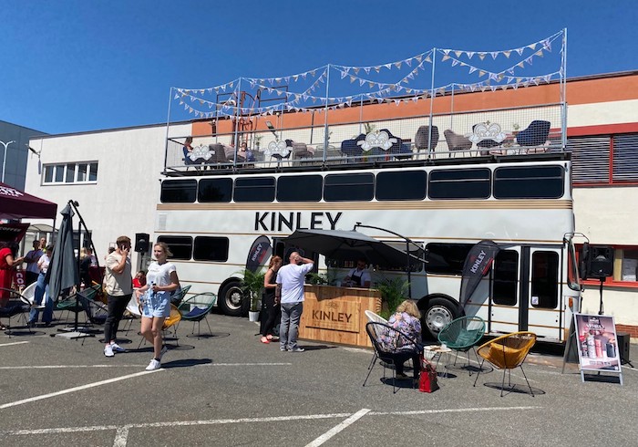 Kinley bus nabídne střešní bar, míchané drinky od Tomáše Kubíčka i hudbu, zdroj: The Coca-Coca Company.