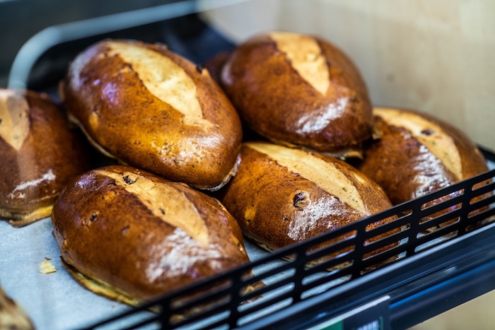 Albert zpracovává neprodané banány na nové pečivo
