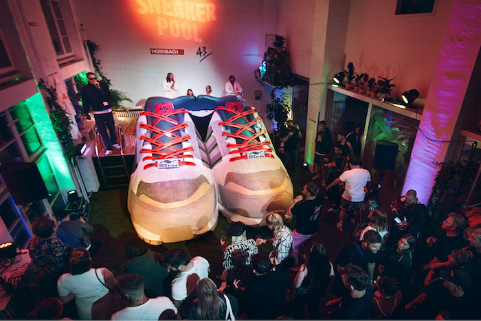 Hornbach postavil v kampani bazén ve tvaru tenisek