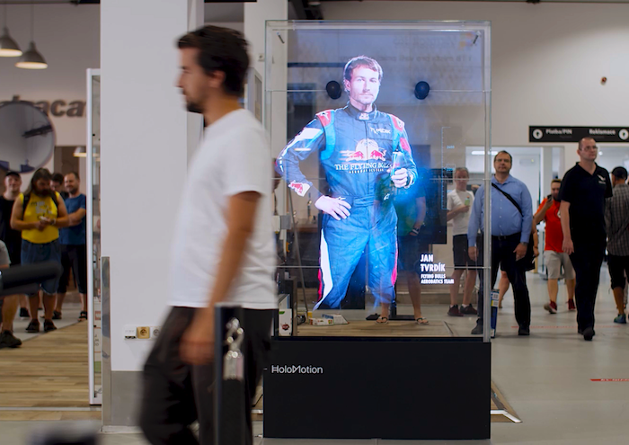 HoloMotion zdvojnásobuje obrat, rozšiřuje síť