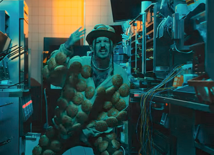 Forejt v outfitu z žemlí hraje pro McDonald’s na potraviny