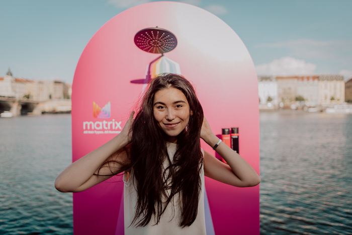 Vlasová kosmetika Matrix postavila na náplavce sprchu