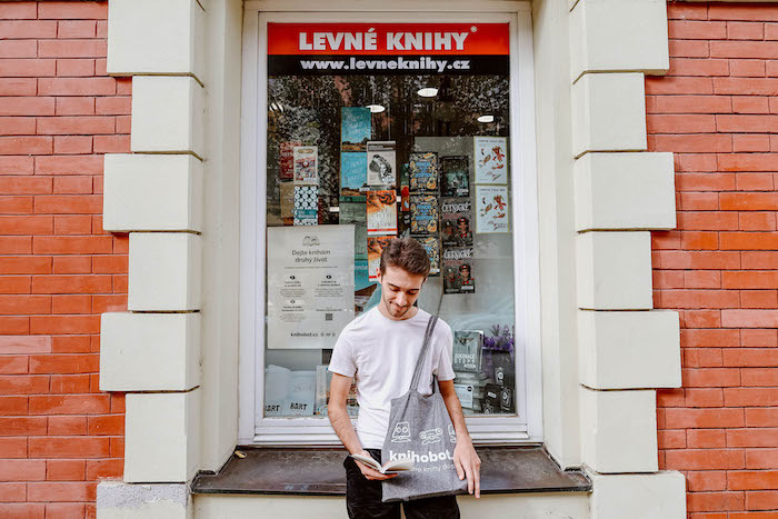 Knihobot nabízí knihy ve všech prodejnách Levných knih