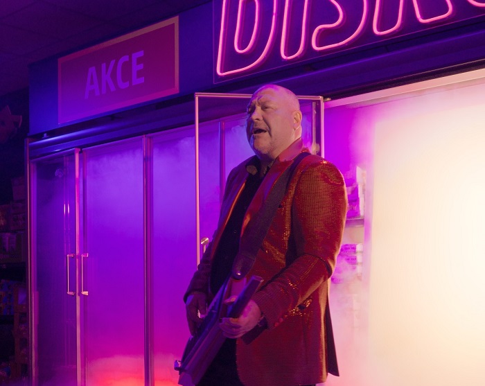 „Koukej na ty slevy," zpívá v nové kampani Penny Michal David