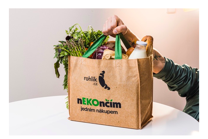 Rohlík začíná nabízet tašky se Světem bedýnek