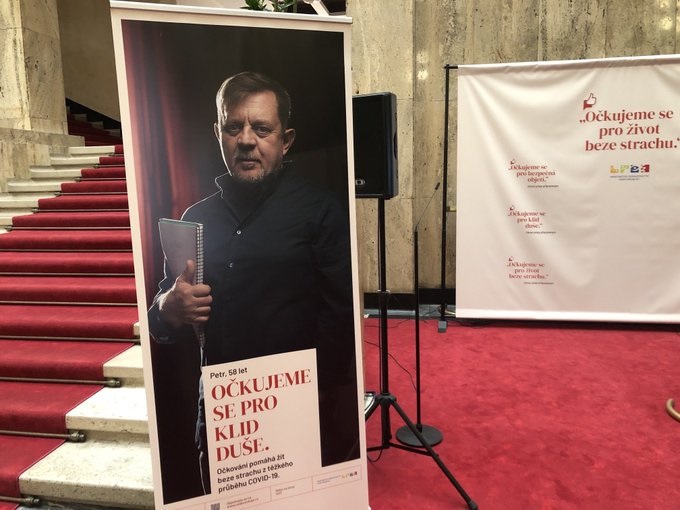 „Ivánku, kamaráde, covid je tu zase," říká Čtvrtníček v kampani